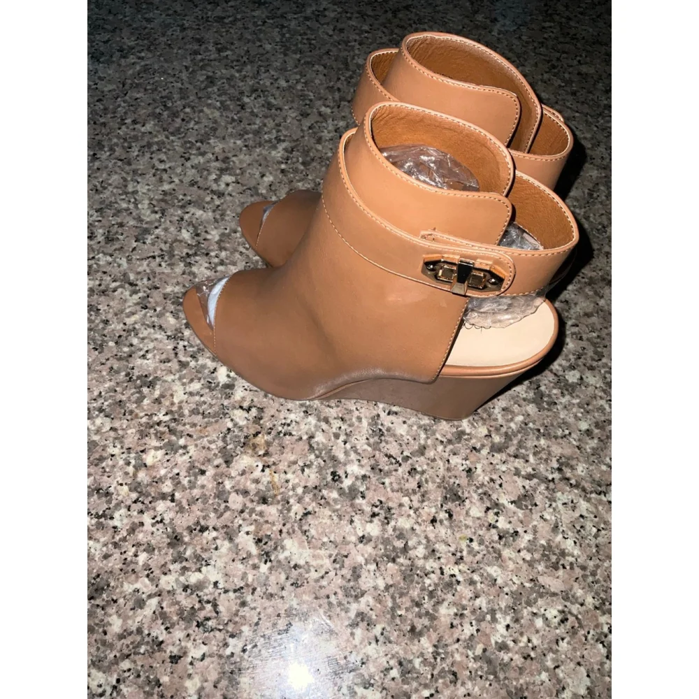 Women's Shoe Dazzle Wedges Size 8.5 Tan